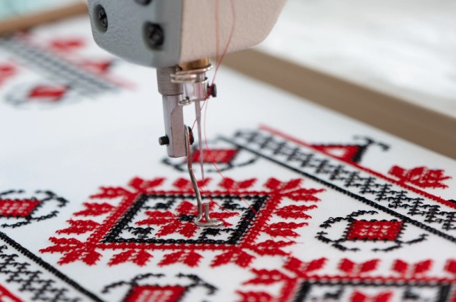 10 переваг корпоративного одягу з вишивкою для бізнесу: імідж, впізнаваність, довговічність